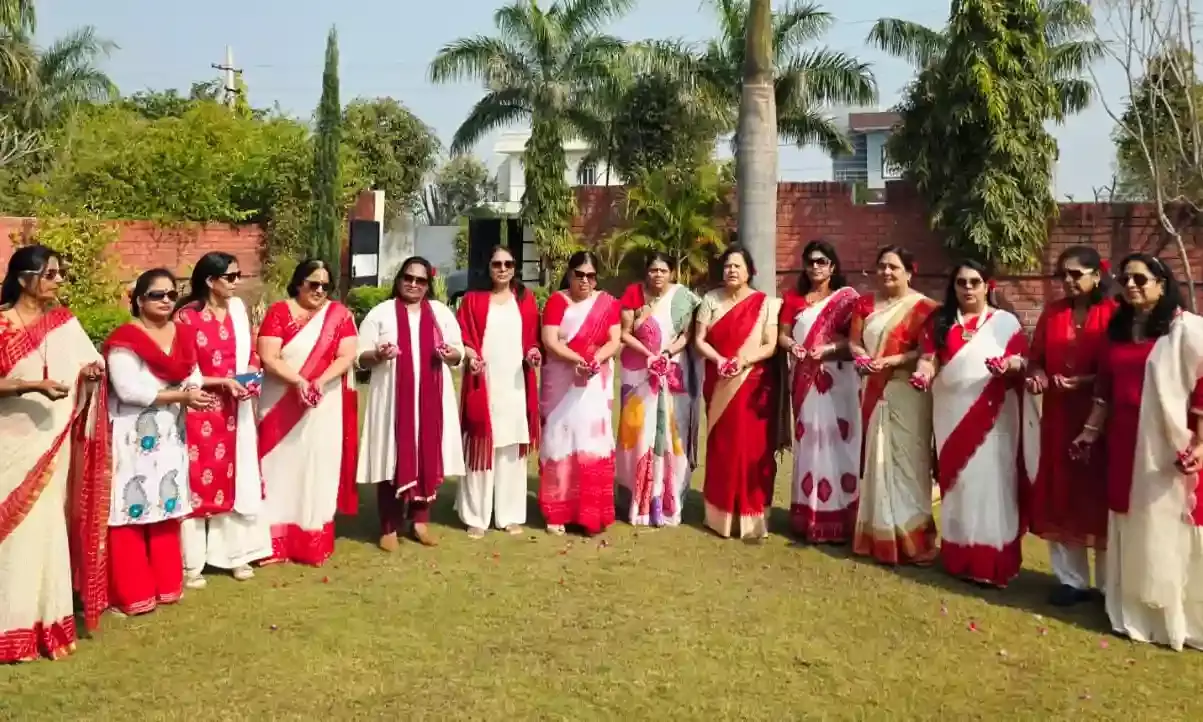 पद्मिनी क्लब ने फूलों और गुलाल के साथ मनाया फाग उत्सव, भजनों पर थिरकीं महिलाएं