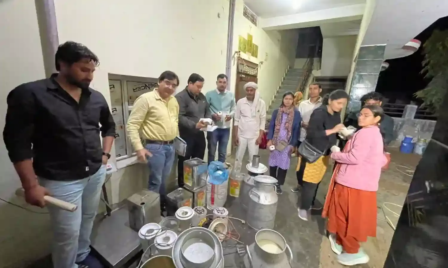 नकली दूध बनाने की फैक्ट्री का भंडाफोड़, नामी डेयरी के कोड की आड़ में चल रहा था काला खेल नकली दूध बनाने की फैक्ट्री का भंडाफोड़, नामी डेयरी के कोड की आड़ में चल रहा था काला खेल