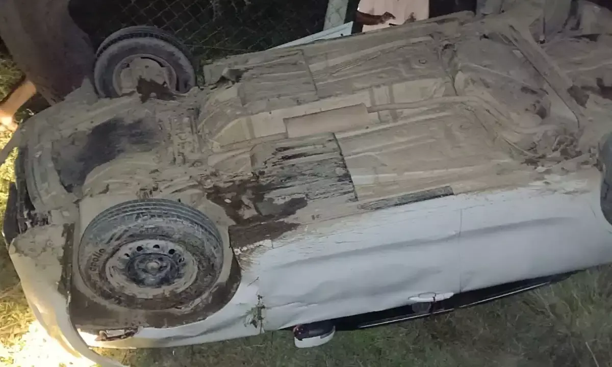 अनियंत्रित होकर पुलिया से नीचे गिरी कार, बाल-बाल बचा चालक