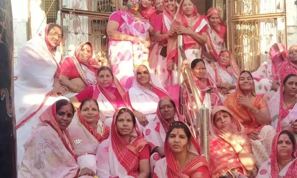 फागोत्सव की धूम, भक्ति के रंग में सराबोर हुई महिलाएं, फूलों से खेली ठाकुरजी के संग होली