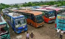 निजी बसों की हड़ताल से यात्रियों की बढ़ी मुश्किलें, परिवहन विभाग हुआ सख्त निजी बसों की हड़ताल से यात्रियों की बढ़ी मुश्किलें, परिवहन विभाग हुआ सख्त