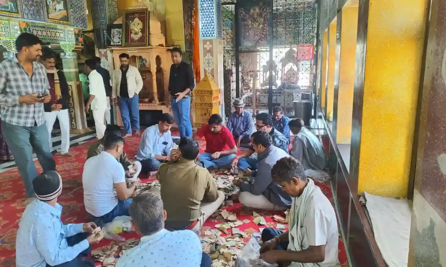 चारभुजा नाथ मंदिर में पहले दिन के चढ़ावे की गिनती संपन्न, 2.34 लाख रुपये की राशि प्राप्त चारभुजा नाथ मंदिर में पहले दिन के चढ़ावे की गिनती संपन्न, 2.34 लाख रुपये की राशि प्राप्त