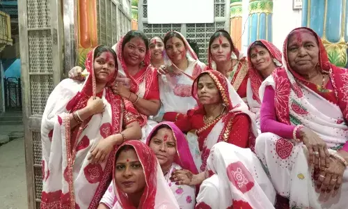 महुआ में ठाकुर जी संग राधे ग्रुप की महिलाओं ने मनाया फागोत्सव