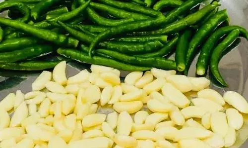 भीलवाड़ा में हरी मिर्च हुई ‘लाल’, लहसुन के तेवर तीखे
