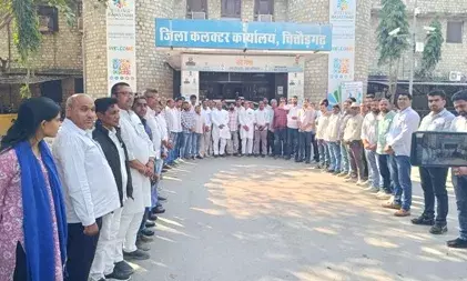 शंकराचार्य अविमुक्तेश्वरानंद के अपमान पर चित्तौड़गढ़ में आक्रोश:  कांग्रेस ने घेरा कलेक्ट्रेट, राष्ट्रपति के नाम सौंपा ज्ञापन