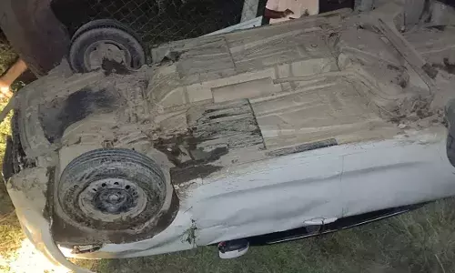 अनियंत्रित होकर पुलिया से नीचे गिरी कार, बाल-बाल बचा चालक