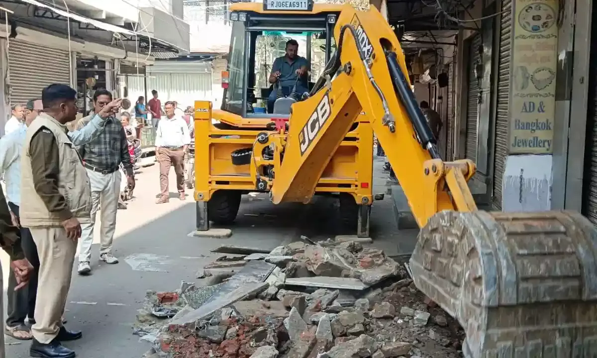 नगर निगम का बुलडोजर चला: शहर की तंग गलियों से हटाया अतिक्रमण, व्यापारियों में हड़कंप नगर निगम का बुलडोजर चला: शहर की तंग गलियों से हटाया अतिक्रमण, व्यापारियों में हड़कंप