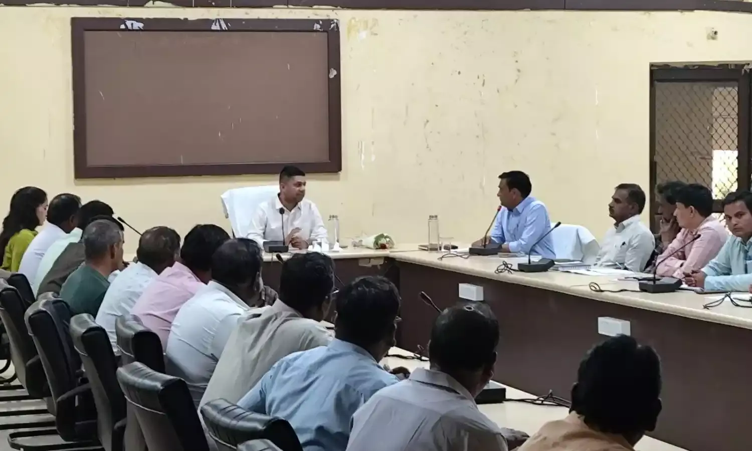 सड़क तोड़ने वालों की अब खैर नहीं, निगम की ढिलाई पर जताई नाराजगी