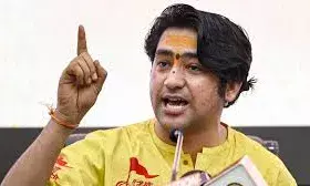 सोशल मीडिया बर्बाद कर रहा रिश्ते, नाइस-ब्यूटीफुल कहने वालों के जाल से बचें