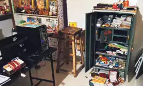 बापूनगर में सॉफ्टवेयर इंजीनियर के सूने मकान पर धावा, 3 घंटे तक कोहराम मचाकर 50 लाख के जेवर-नकदी पार बापूनगर में सॉफ्टवेयर इंजीनियर के सूने मकान पर धावा, 3 घंटे तक कोहराम मचाकर 50 लाख के जेवर-नकदी पार