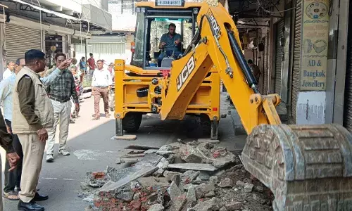 नगर निगम का बुलडोजर चला:  शहर की तंग गलियों से हटाया अतिक्रमण, व्यापारियों में हड़कंप