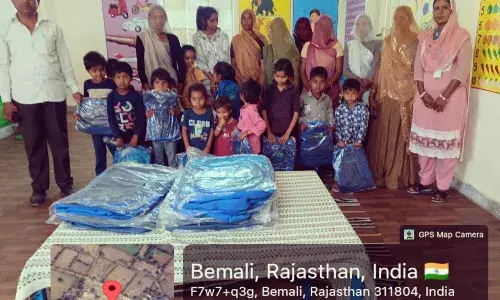 बेमाली गांव में आंगनबाड़ी में बच्चों को बैग वि‍तरीत