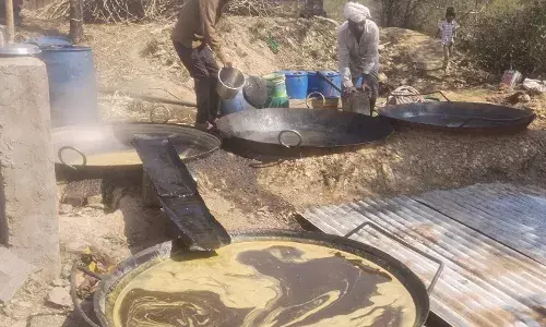 बरूंदनी क्षेत्र में देशी गुड़ बनाने की पुरानी परंपरा जारी