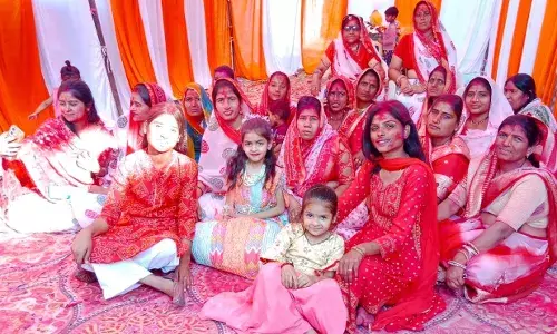 सवाईपुर: चारभुजा कॉलोनी में फागोत्सव की धूम, फूलों और गुलाल की होली में सराबोर हुई महिलाएं