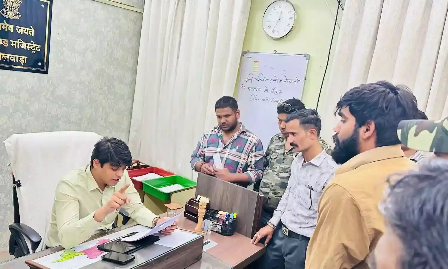 नई शाम की सब्जी मण्डी के अतिक्रमण से जनता त्रस्त, जिलाधीश को सौंपा ज्ञापन