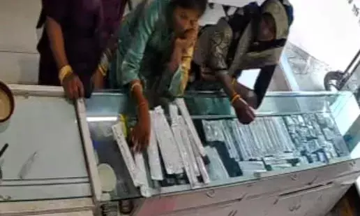 ग्राहक बनकर आई तीन महिलाओं ने स्वर्णकार दंपति को चकमा देकर चुराई 250 ग्राम चांदी की दो पाजेब जोड़ियां