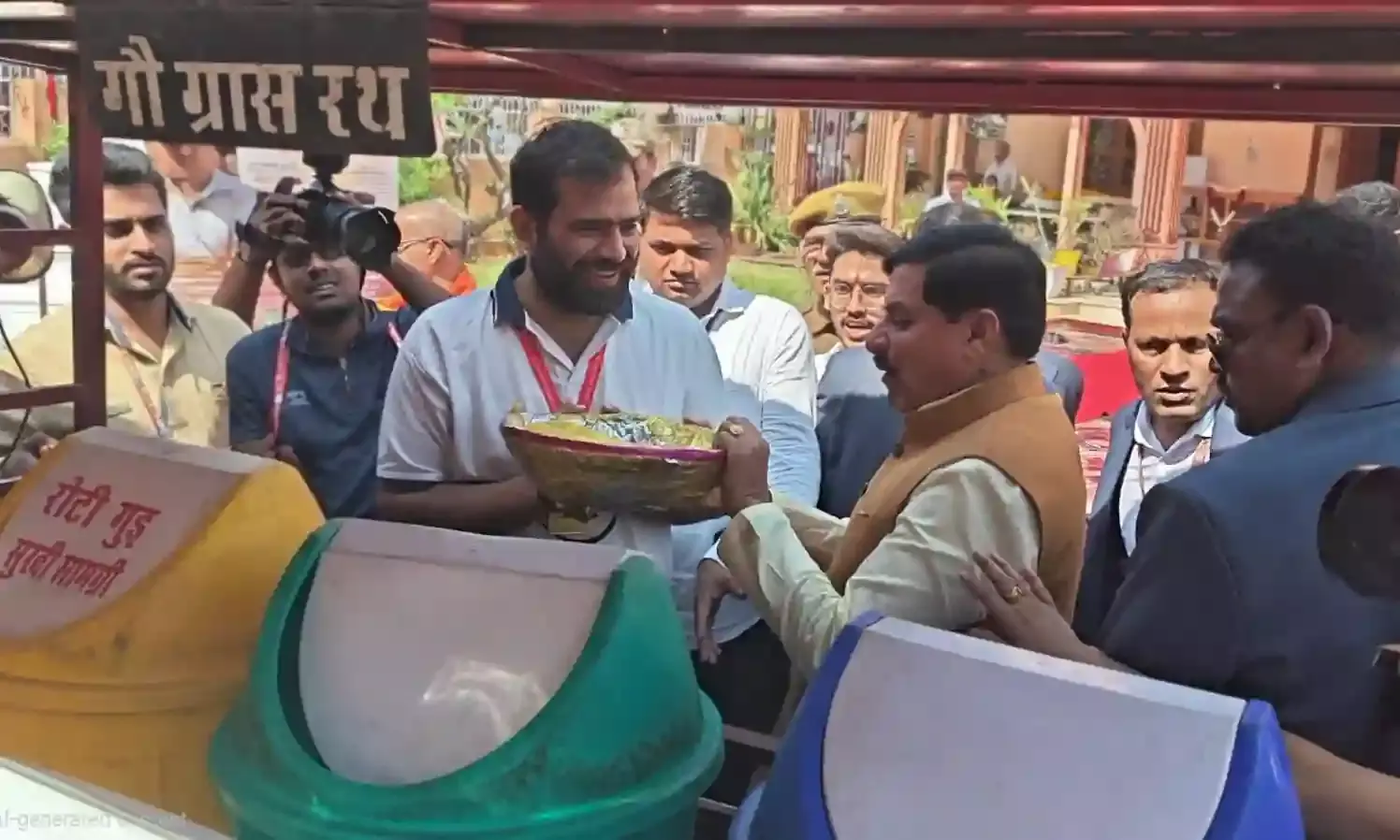 एमपी सीएम मोहन यादव ने किया गौ-पूजन, गौग्रास रथ सेवा की सराहना की एमपी सीएम मोहन यादव ने किया गौ-पूजन, गौग्रास रथ सेवा की सराहना की