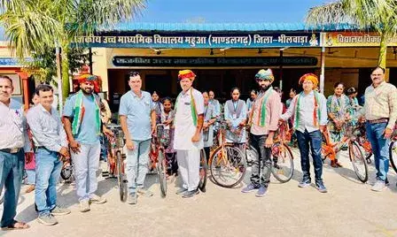 महुआ विद्यालय में 37 साइकिलें वितरित