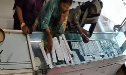 ग्राहक बनकर आई तीन महिलाओं ने स्वर्णकार दंपति को चकमा देकर चुराई 250 ग्राम चांदी की दो पाजेब जोड़ियां