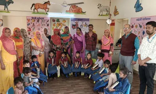 नवलपुरा में नंद घर के बच्चों को वितरित किए स्कूल बैग और पानी की बोतलें