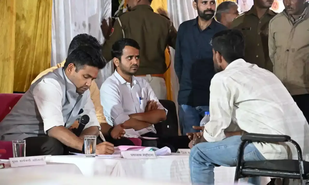 कश्मोर रात्रि चौपाल में जिला कलक्टर की अध्यक्षता में जनसुनवाई, सम्मान एवं प्रमाण पत्र वितरण कश्मोर रात्रि चौपाल में जिला कलक्टर की अध्यक्षता में जनसुनवाई, सम्मान एवं प्रमाण पत्र वितरण