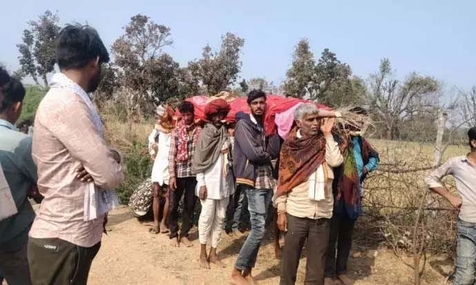 अंतिम संस्कार को लेकर उपजा विवाद, तीन घंटे तक रखा रहा शव अंतिम संस्कार को लेकर उपजा विवाद, तीन घंटे तक रखा रहा शव