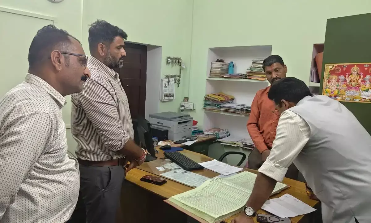 कलक्टर का एक्शन मोड: चंदेरिया थाना और सरकारी दफ्तरों का निरीक्षण, दिए सुशासन के निर्देश कलक्टर का एक्शन मोड: चंदेरिया थाना और सरकारी दफ्तरों का निरीक्षण, दिए सुशासन के निर्देश