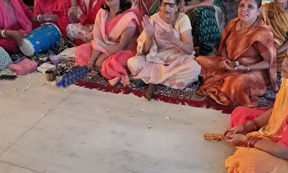 फागुन ग्यारस पर राधा-कृष्ण मंदिर में भक्ति और फाग का रंगारंग उत्सव