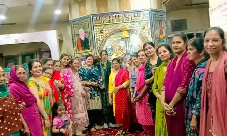 झूलेलाल मंदिर में महिलाओं ने गुलाल और फूलों संग मनाया फागोत्सव