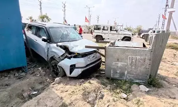 तेज रफ्तार कार ने बाइक सवार छात्र को मारी टक्कर, अनियंत्रित होकर केबिन में घुसी