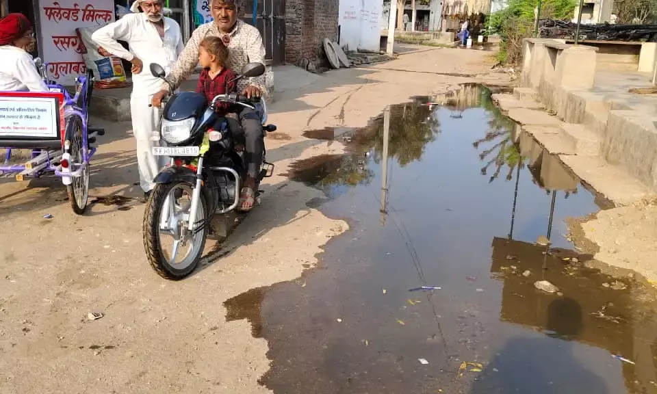 धोली गांव में स्वच्छ भारत मिशन के दावों की निकली हवा; नाली निर्माण के नाम पर लाखों डकारे, गंदगी के बीच रहने को मजबूर ग्रामीण