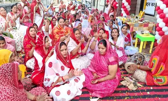 आज ब्रज में होरी रे रसिया के जयकारों के साथ महिलाओं ने हर्षोल्लास से मनाया फागोत्सव आज ब्रज में होरी रे रसिया के जयकारों के साथ महिलाओं ने हर्षोल्लास से मनाया फागोत्सव