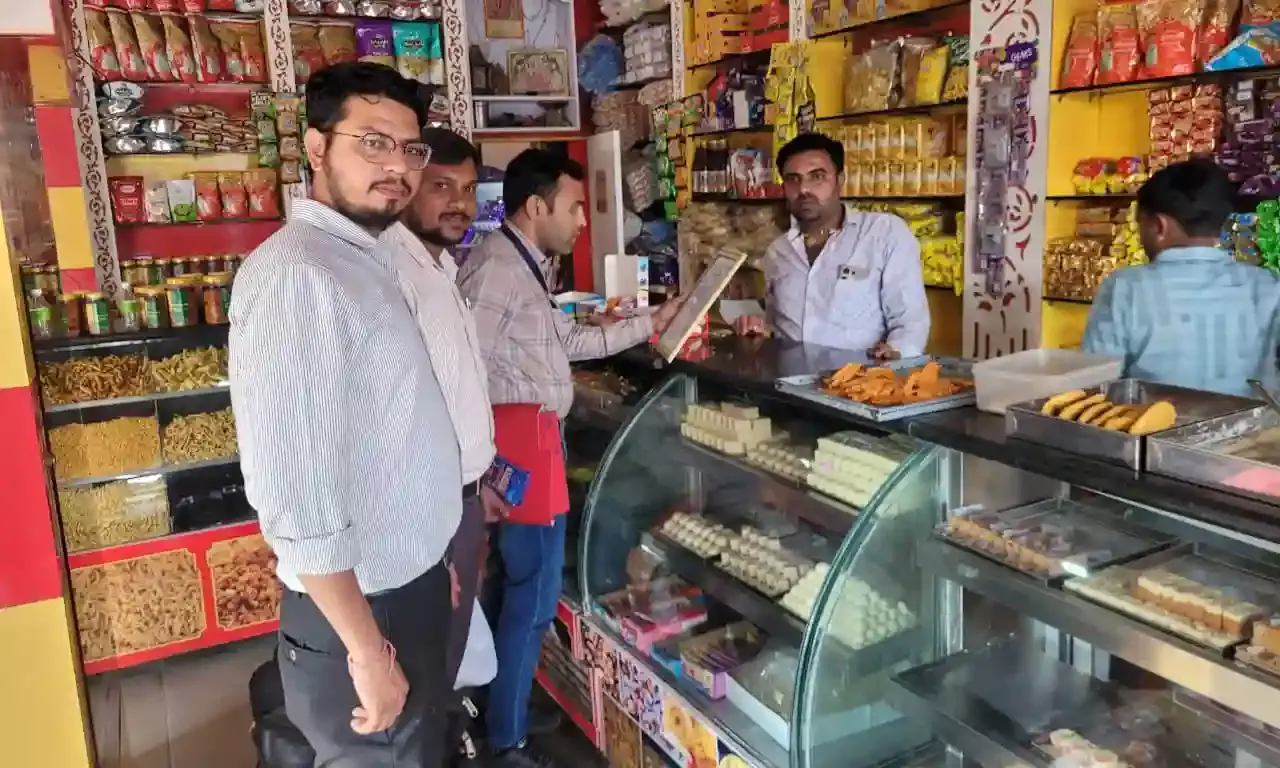 तीन स्थानों पर छापेमारी, 1600 किलो केसरबाटी सीज