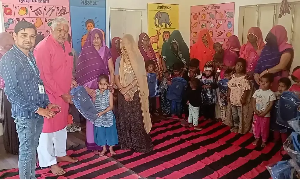 आंगनबाड़ी पाठशाला-4 के बच्चों के खिले चेहरे, बैग और पानी की बोतलें पाकर झूम उठे नौनिहाल