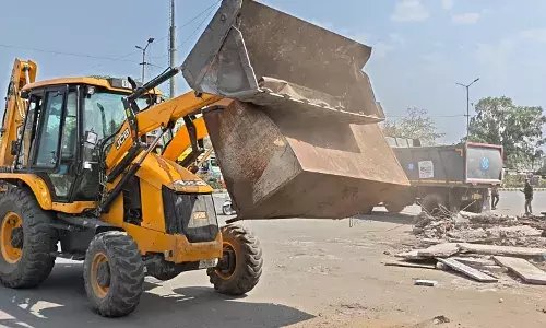 नगर निगम का पीला पंजा चला, कमल रेस्टोरेंट से कुम्भा सर्कल तक हटाए अतिक्रमण