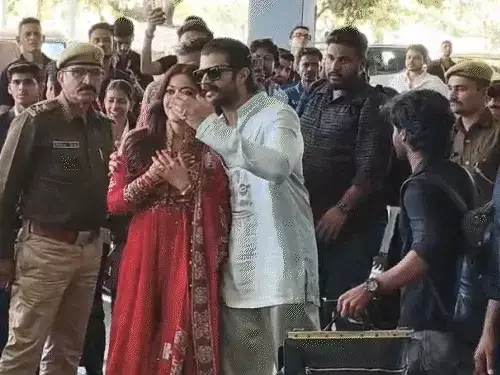 रेड सूट में चमकीं एनिमल स्टार, प्रशंसकों का जताया आभार