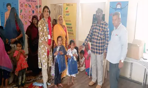 बच्चों को प्रोत्साहित करने हेतु बांटे बैग व पानी की बोतल