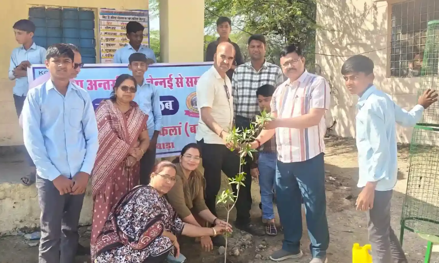 करुणा क्लब के माध्यम से शिक्षक और छात्रों ने विद्यालय परिसर को बनाया हरा-भरा करुणा क्लब के माध्यम से शिक्षक और छात्रों ने विद्यालय परिसर को बनाया हरा-भरा