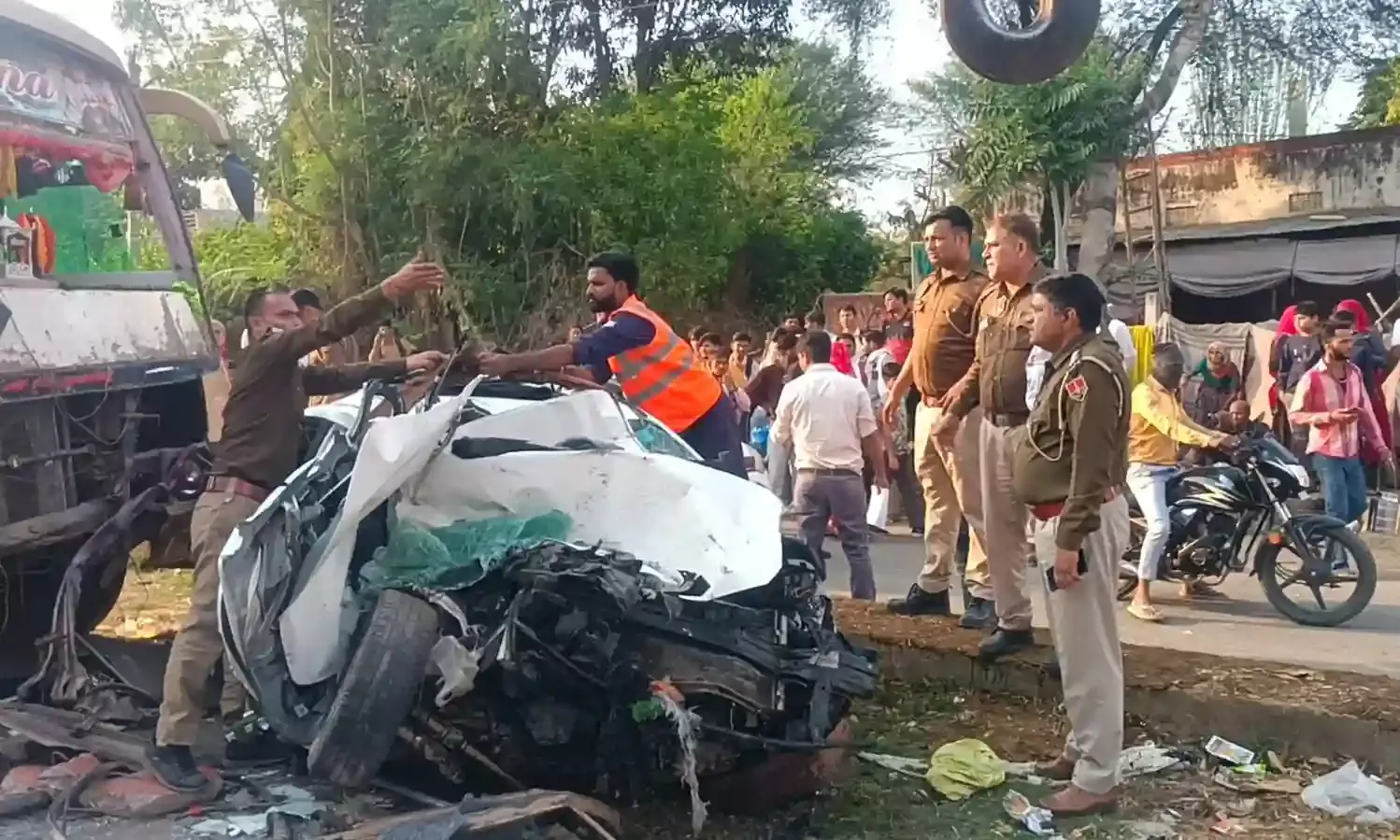 जयपुर–दौसा हाईवे पर भीषण सड़क हादसा, अनियंत्रित कार डिवाइडर तोड़कर बस से टकराई; एक की मौत, दो गंभीर