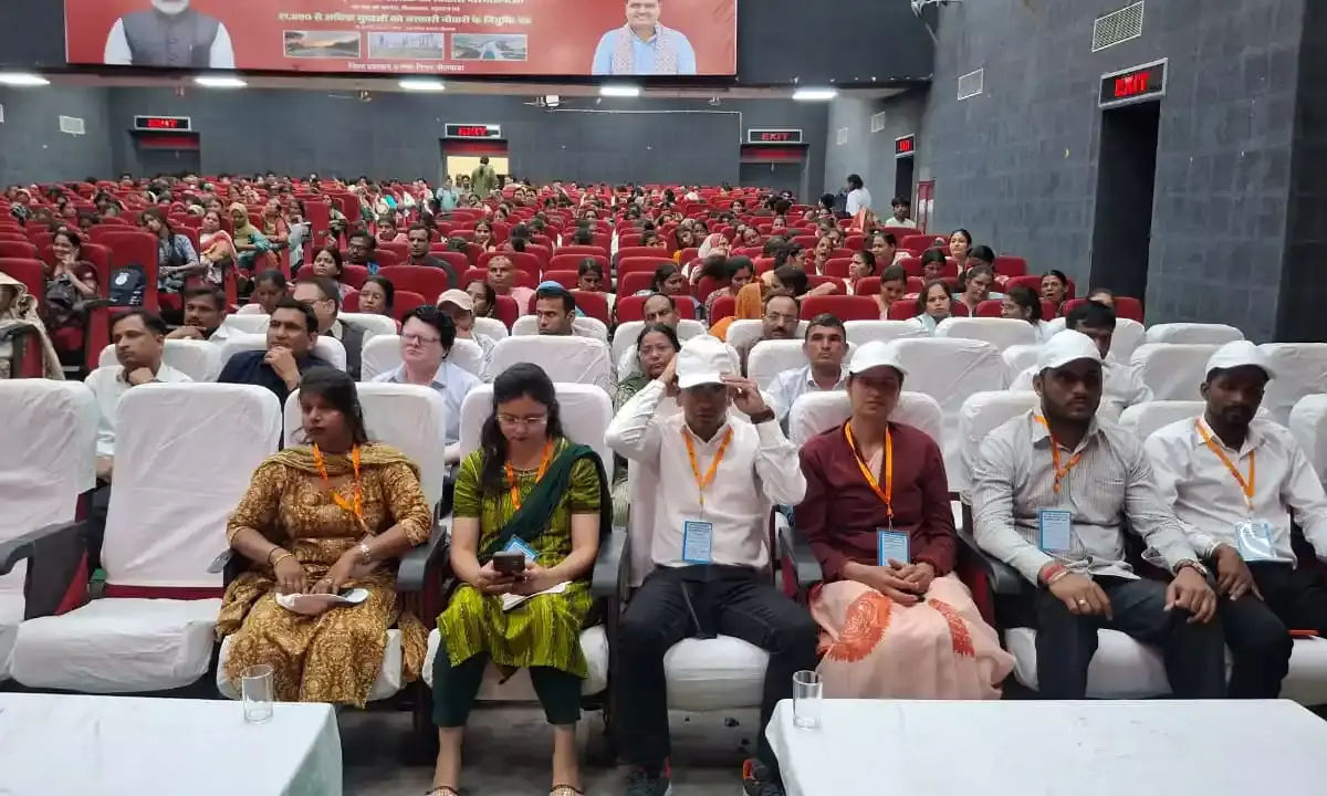 भीलवाड़ा: टाउन हॉल में गूँजा पीएम मोदी का संदेश, सजीव प्रसारण देख गद्गद हुए शहरवासी भीलवाड़ा: टाउन हॉल में गूँजा पीएम मोदी का संदेश, सजीव प्रसारण देख गद्गद हुए शहरवासी