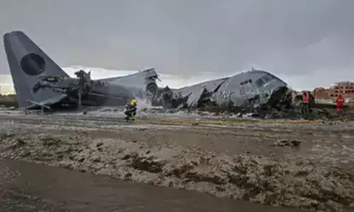 नोटों की खेप ले जा रहा वायुसेना का विमान क्रैश, 15 की मौत