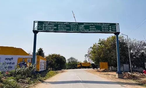 कोटड़ी श्याम के द्वार पर गलत दिशा दिखा रहा विभाग का बोर्ड, एक साल से राह भटक रहे लोग