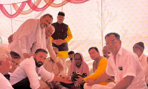 वसुंधरा हत्याकांड के विरोध में एकजुट हुआ सेन समाज, पीड़ित परिवार को सौंपी ₹1.82 लाख की सहायता