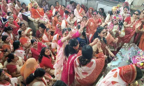 नणंद-भौजाई महिला मंडल ने मनाया भव्य फाग महोत्सव: चारभुजा नाथ संग खेली फूलों की होली