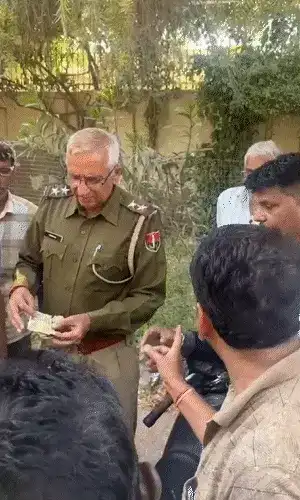 चैम्बर से निकले 500-500 के नोट, लूटने उमड़ी भीड़, पुलिस ने बरामद किए 81 हजार