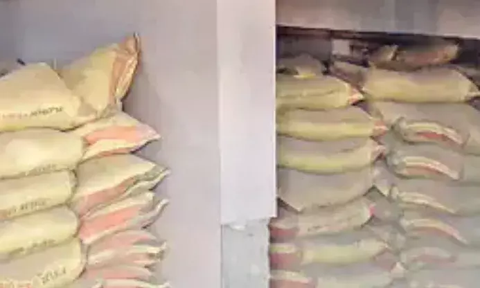 वार्ड 15: महिला स्नानघर में सीमेंट के कट्टों का ढेर, नगर निगम और UIT के बीच उलझा विवाद वार्ड 15: महिला स्नानघर में सीमेंट के कट्टों का ढेर, नगर निगम और UIT के बीच उलझा विवाद