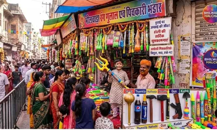 बाजार में हथौड़ा, गदा और त्रिशूल वाली पिचकारियों की धूम, अम्ब्रेला पिचकारी बनी आकर्षण बाजार में हथौड़ा, गदा और त्रिशूल वाली पिचकारियों की धूम, अम्ब्रेला पिचकारी बनी आकर्षण