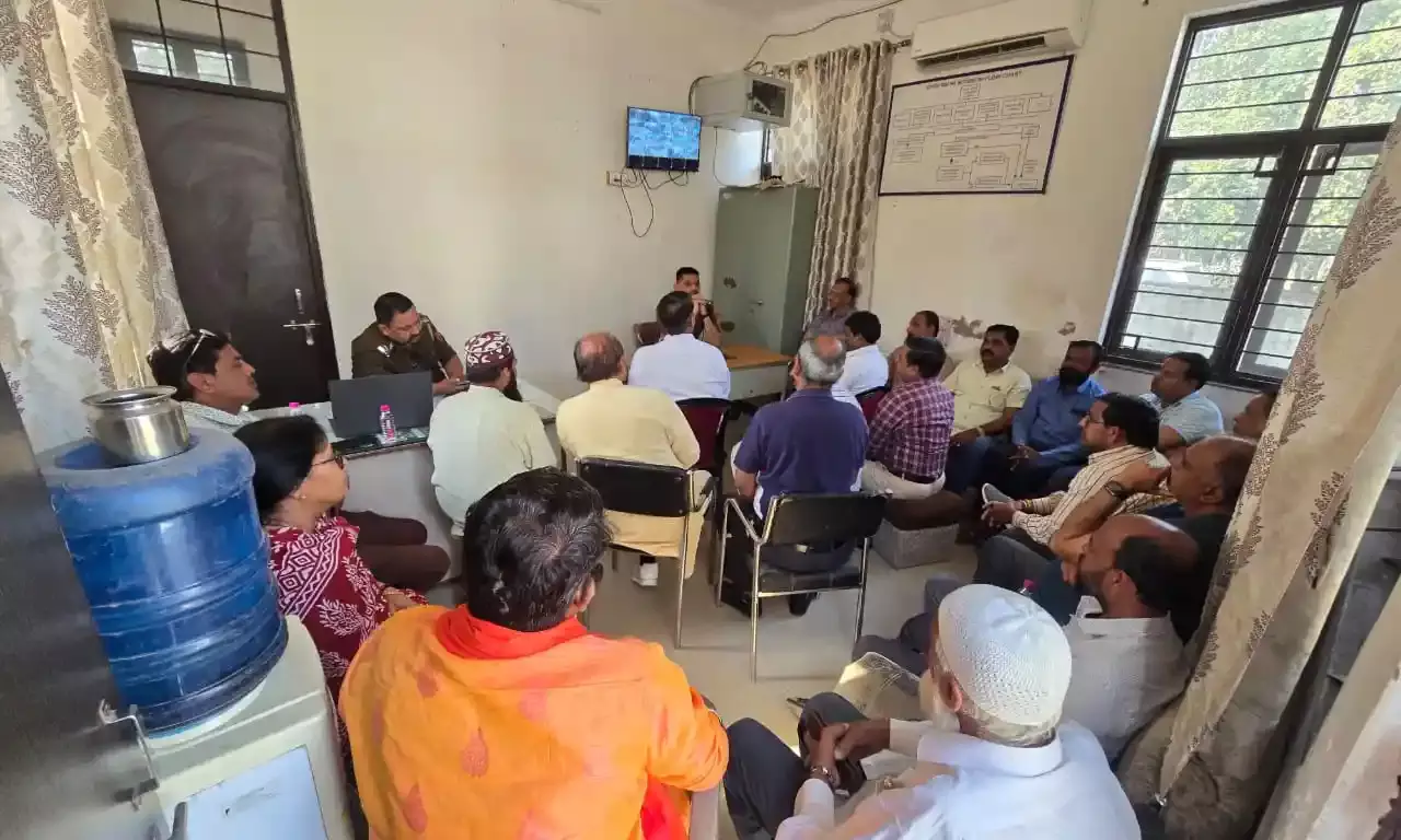 प्रतापनगर थाने में सीएलजी बैठक आयोजित, त्योहारों पर शांति और सौहार्द बनाए रखने की अपील प्रतापनगर थाने में सीएलजी बैठक आयोजित, त्योहारों पर शांति और सौहार्द बनाए रखने की अपील