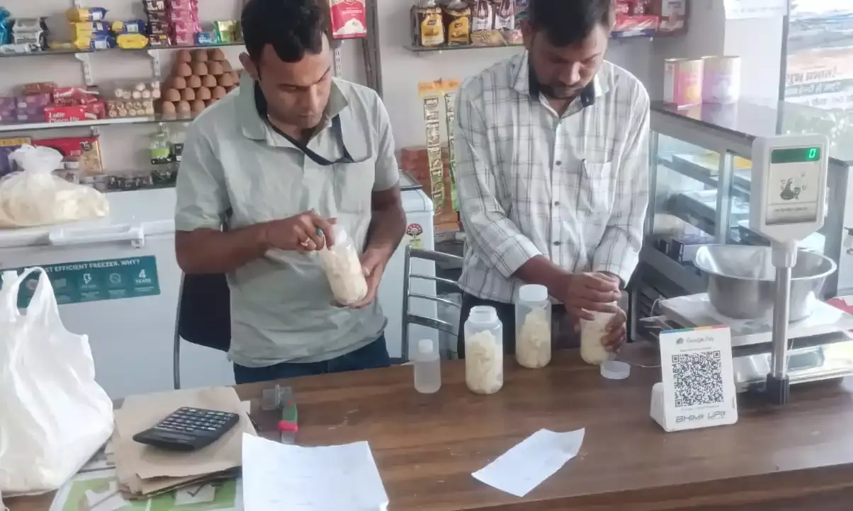 तीन मिठाई दुकानों पर खाद्य सुरक्षा विभाग की जांच, मावा के नमूने लिए, चेतावनी- रिपोर्ट गड़बड़ आई तो सीधे मुकदमा तीन मिठाई दुकानों पर खाद्य सुरक्षा विभाग की जांच, मावा के नमूने लिए, चेतावनी- रिपोर्ट गड़बड़ आई तो सीधे मुकदमा
