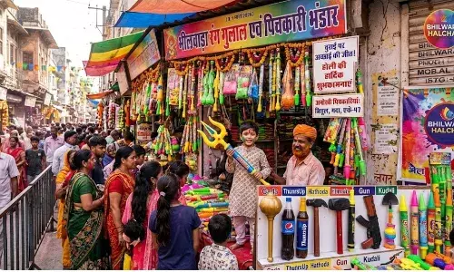 बाजार में हथौड़ा, गदा और त्रिशूल वाली पिचकारियों की धूम, अम्ब्रेला पिचकारी बनी आकर्षण